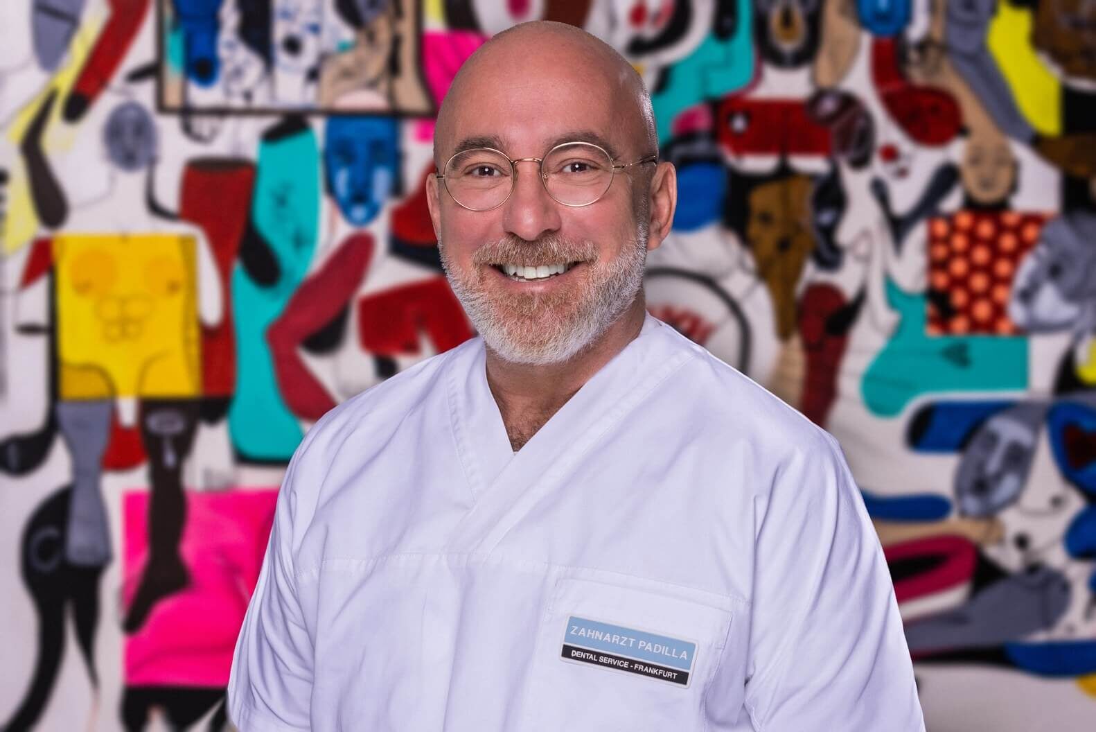 Alfonso „Doc“ Padilla vor einem Pop-Art-Gemälde in seiner Praxis