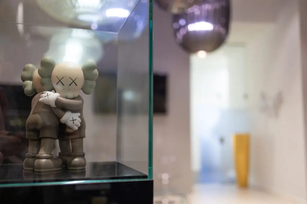 Art-Toy-Skulptur in einer Glasvitrine