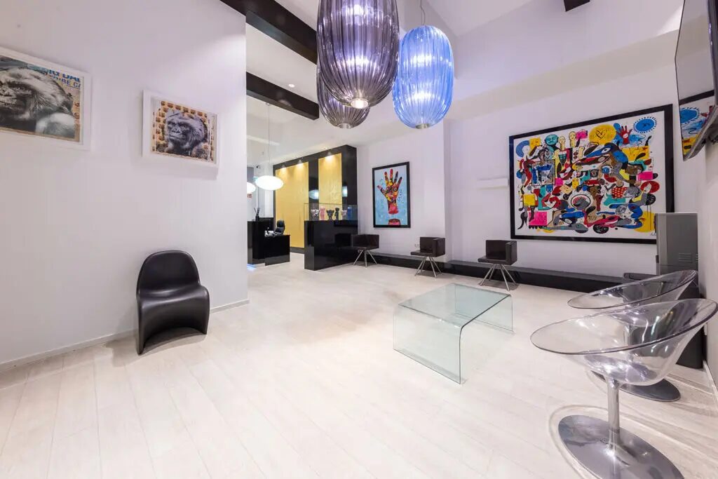 Lounge mit großformatiger Pop-Art, Glastisch und Designerleuchten